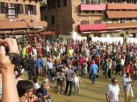 MVI 1277  Siena - Probe für den Palio (Pferderennen auf dem auf dem zentralen Platz der Stadt, der Piazza del Campo)